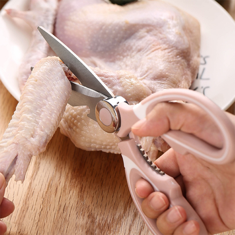 Y a-t-il des précautions de sécurité spécifiques à considérer lors de l'utilisation de différents types de cisaillements de cuisine?