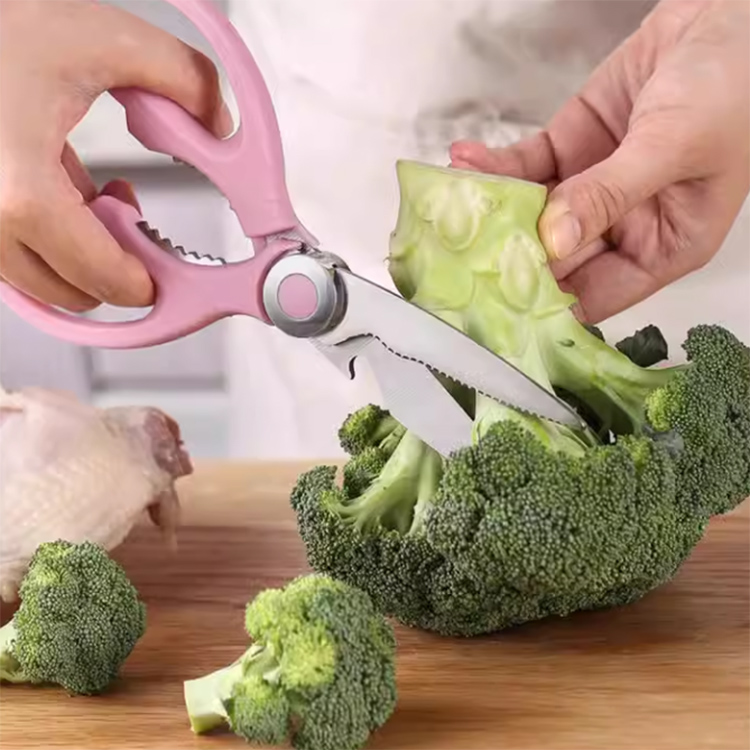Comment les différents types de lame dans les cisaillements de cuisine affectent-ils les performances de coupe?