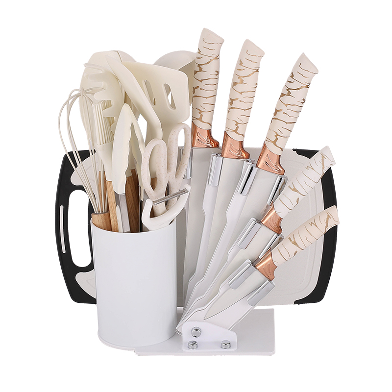 Ensemble de couteaux avec des ustensiles de cuisine